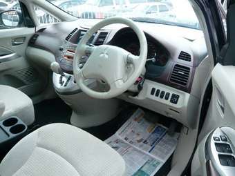 2003 Mitsubishi Grandis Pics