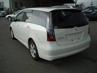 2003 Mitsubishi Grandis Pictures