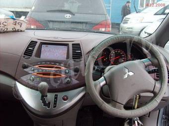 2003 Mitsubishi Grandis Photos