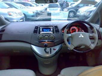 2003 Mitsubishi Grandis Images