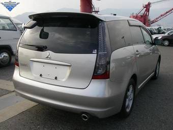 2003 Mitsubishi Grandis Pictures