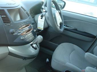 2003 Mitsubishi Grandis Pictures