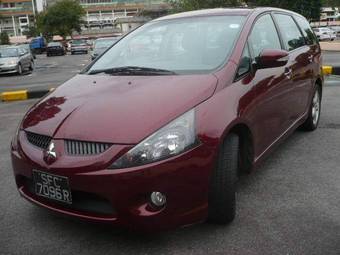 2003 Mitsubishi Grandis Photos