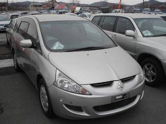 2003 Mitsubishi Grandis Pictures