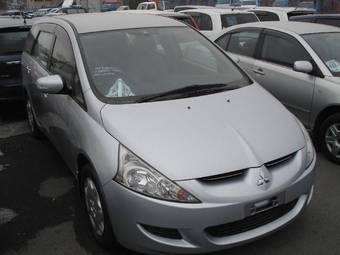 2003 Mitsubishi Grandis Pictures