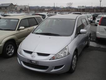 2003 Mitsubishi Grandis Photos