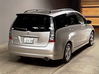 2003 Mitsubishi Grandis Photos