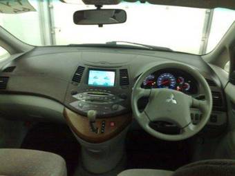 2003 Mitsubishi Grandis Pictures
