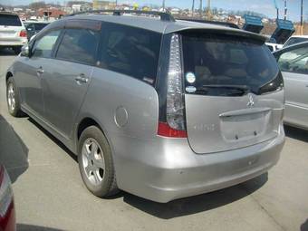2003 Mitsubishi Grandis Photos