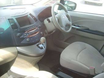 2003 Mitsubishi Grandis Pictures