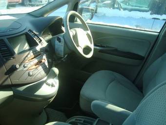 2003 Mitsubishi Grandis Photos