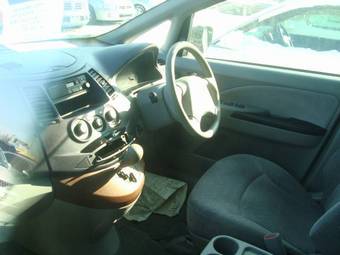 2003 Mitsubishi Grandis Photos