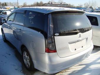 2003 Mitsubishi Grandis Photos