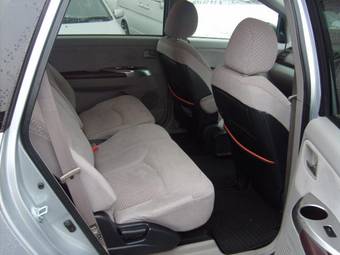 2003 Mitsubishi Grandis Pictures