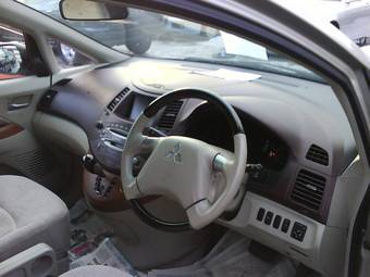 2003 Mitsubishi Grandis Pictures