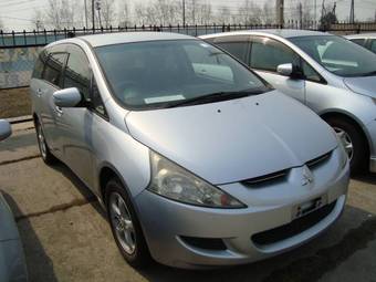 2003 Mitsubishi Grandis Pictures