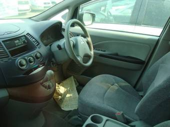 2003 Mitsubishi Grandis Pics