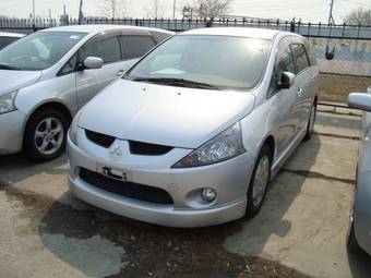 2003 Mitsubishi Grandis Pictures