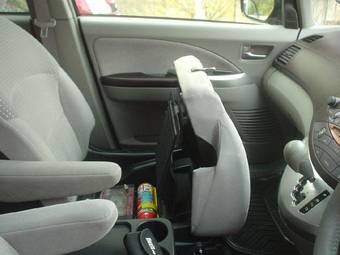 2003 Mitsubishi Grandis Pictures