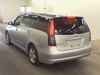 2003 Mitsubishi Grandis Pictures