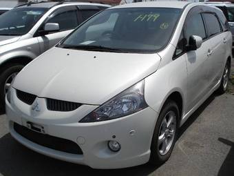 2003 Mitsubishi Grandis Photos