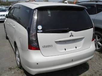 2003 Mitsubishi Grandis Photos