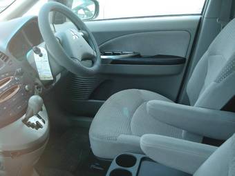 2003 Mitsubishi Grandis Pictures