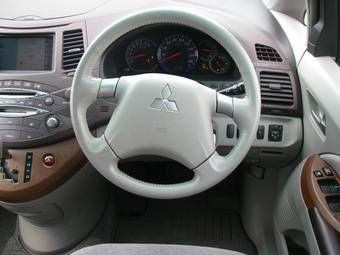 2003 Mitsubishi Grandis Pictures