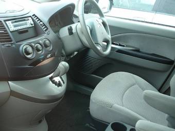 2003 Mitsubishi Grandis Pictures