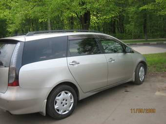 2003 Mitsubishi Grandis Photos