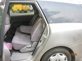 2003 Mitsubishi Grandis Pictures