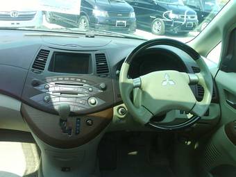 2003 Mitsubishi Grandis Photos