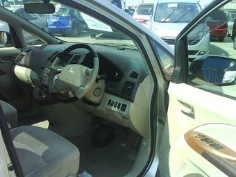 2003 Mitsubishi Grandis Photos