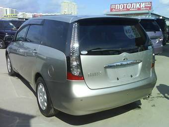 2003 Mitsubishi Grandis Photos