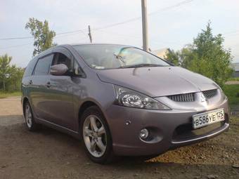 2003 Mitsubishi Grandis Pictures