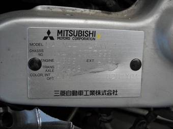 2003 Mitsubishi Grandis Pictures