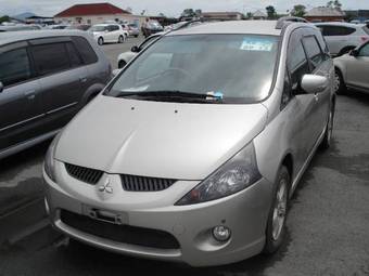 2003 Mitsubishi Grandis Photos