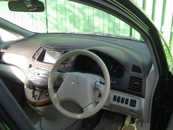 2003 Mitsubishi Grandis Photos