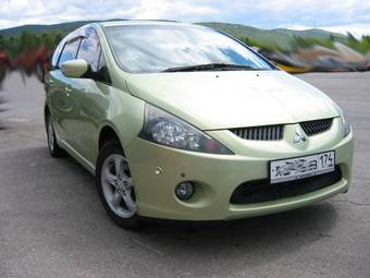 2003 Mitsubishi Grandis Photos