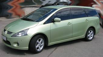 2003 Mitsubishi Grandis Photos