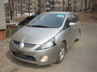 2003 Mitsubishi Grandis Photos