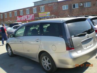 2003 Mitsubishi Grandis Photos