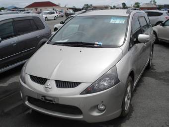 2003 Mitsubishi Grandis Photos