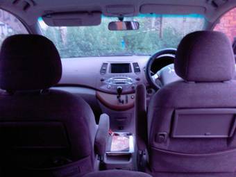2003 Mitsubishi Grandis Photos
