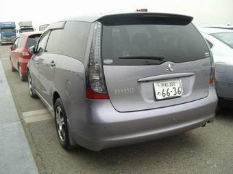 2003 Mitsubishi Grandis Photos