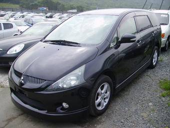 2003 Mitsubishi Grandis Pictures