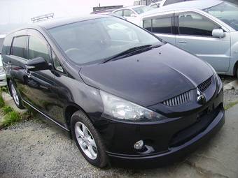 2003 Mitsubishi Grandis Pictures