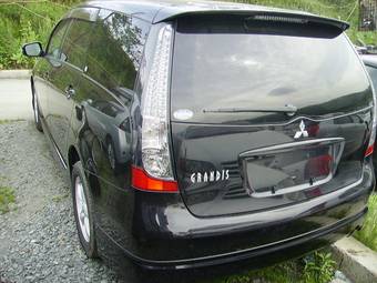 2003 Mitsubishi Grandis Photos