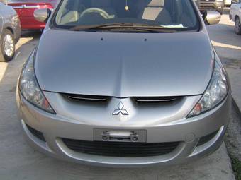 2003 Mitsubishi Grandis Photos