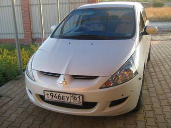 2003 Mitsubishi Grandis Pictures